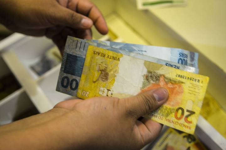 Governo propõe salário mínimo de R$ 1.717 em 2027