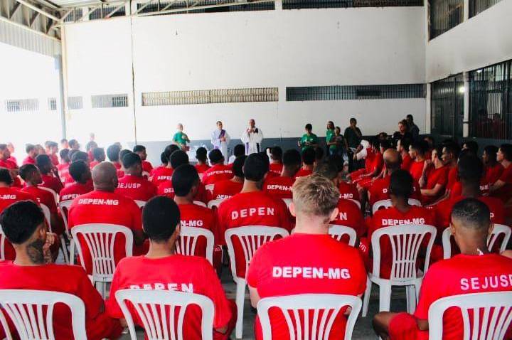 Igreja Católica realiza trabalho de fé com detentos no Ceresp de Betim