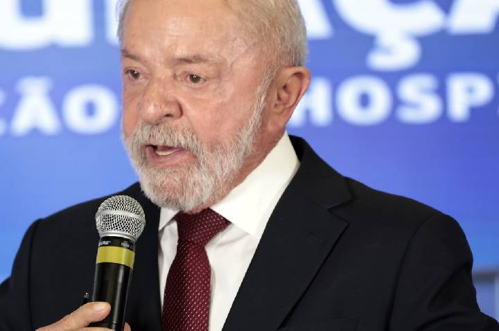 Lula inicia radioterapia após retirada de lesão no couro cabeludo