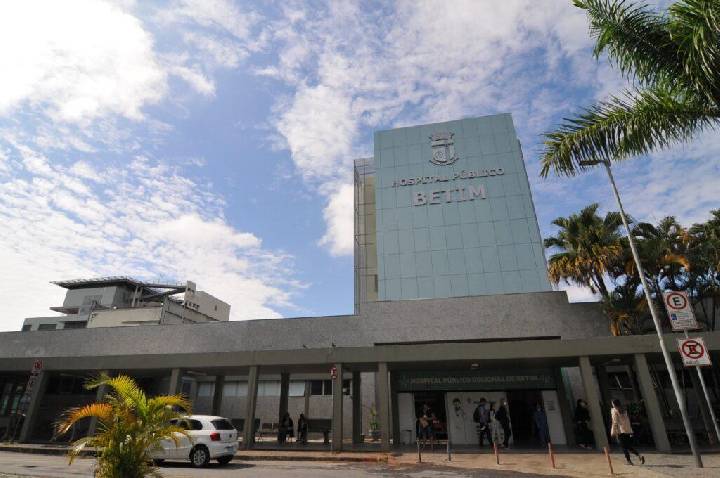 Polícia investiga morte de homem deixado em entrada do Hospital Regional