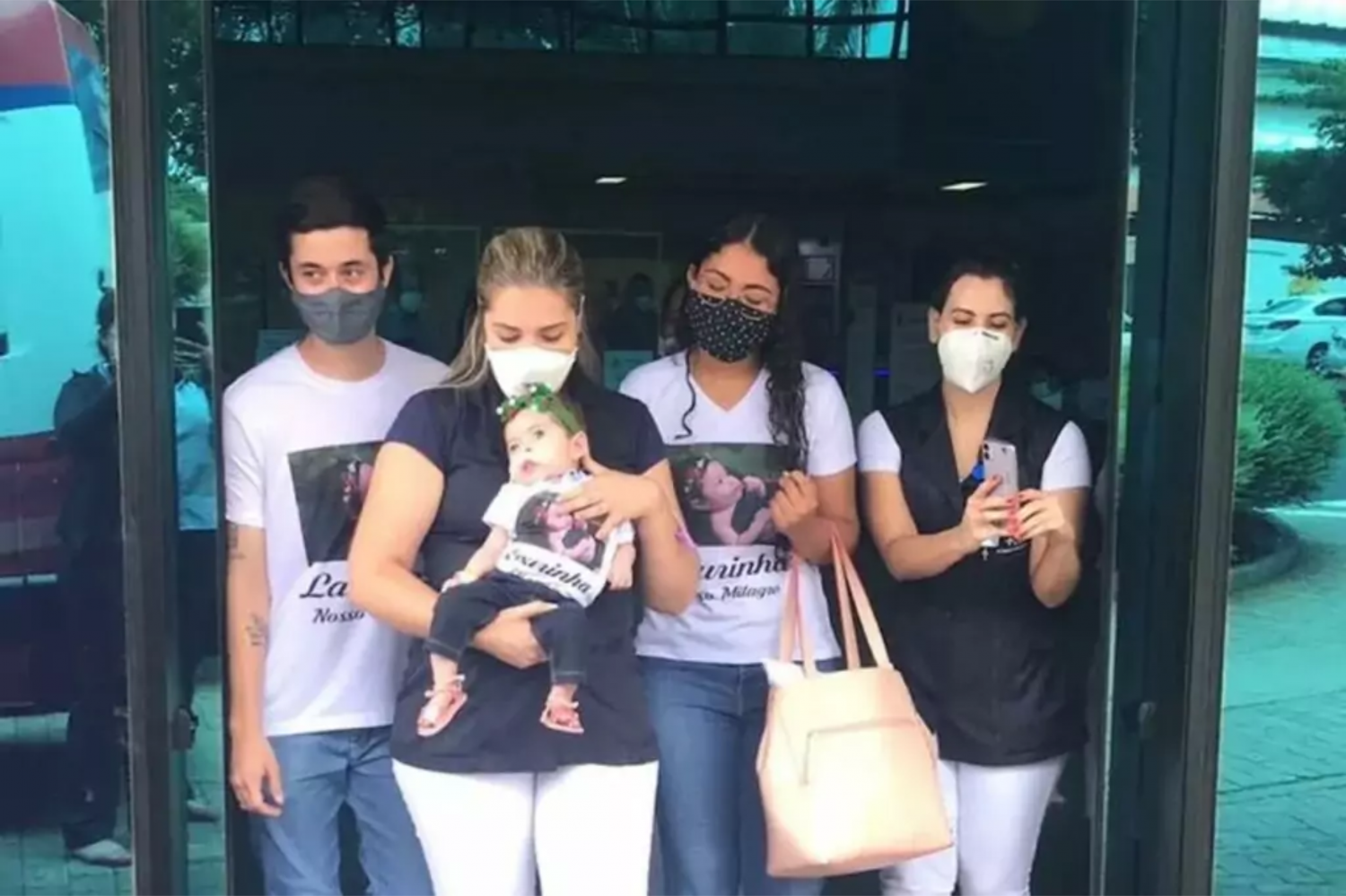 Bebê de 6 meses recebe alta após 109 dias internada com Covid e mãe diz: “Milagre”