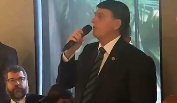 Bolsonaro: “O leite condensado é pra enfiar no r*** da imprensa”