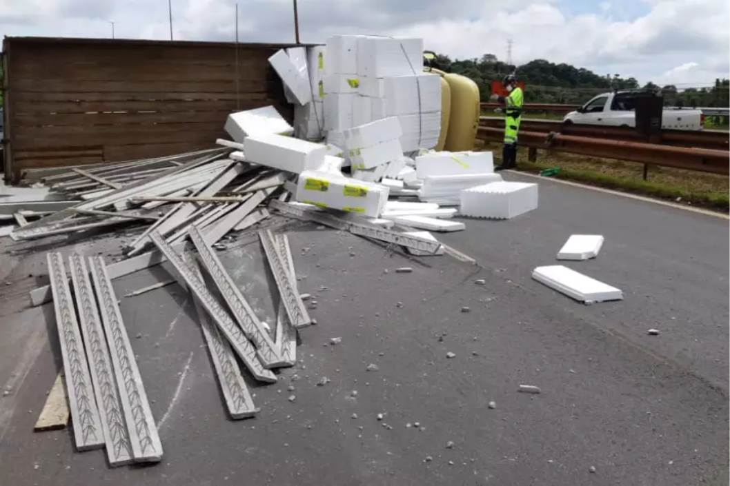 Caminhão tomba e interdita a BR-381, em Betim, por cerca de duas horas