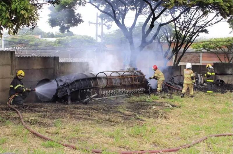 Cilindro pega fogo dentro de lote vago e assusta moradores em Betim