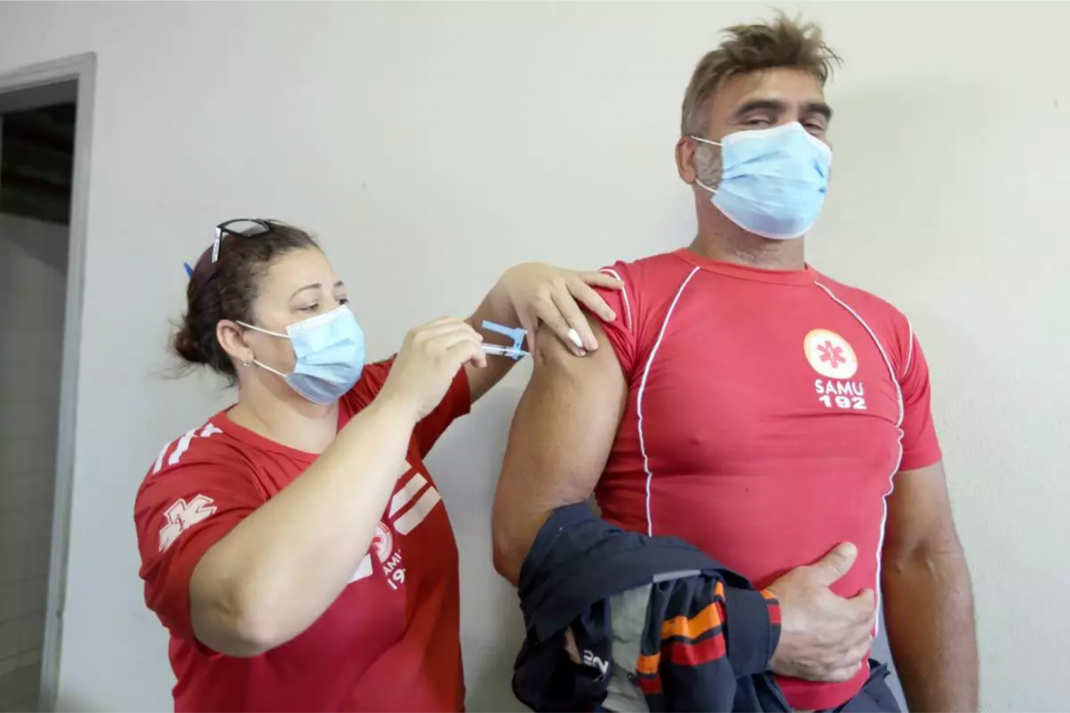 Em Betim, profissionais do SAMU receberam a primeira dose da vacina.