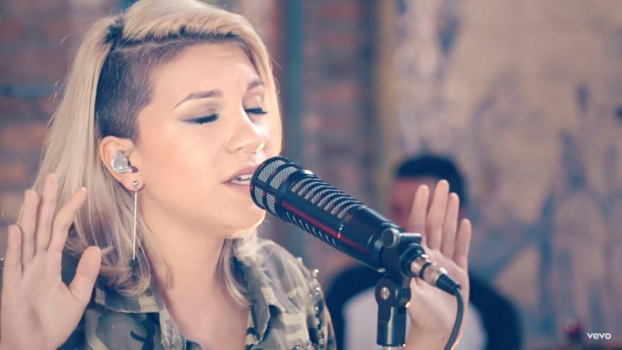 Em post na web, Priscilla Alcantara exibe foto de biquíni