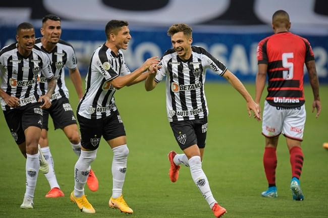 Galo vence o Atlético-GO por 3 a 1 e reduz distância para liderança do Brasileirão
