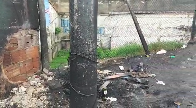 Morador em situação de rua morre após ser amarrado em poste e ter corpo queimado em BH