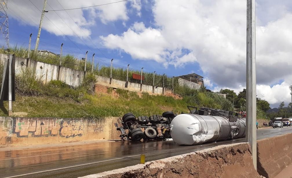 Motorista registra momento de acidente com carreta desgovernada no Anel Rodoviário; veja