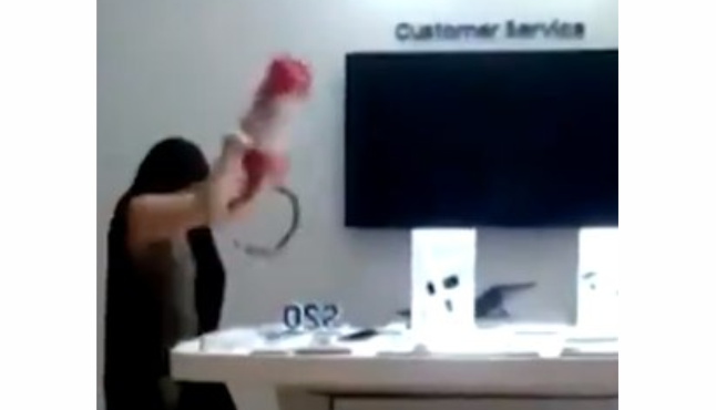 Mulher é presa após destruir celulares em loja de shopping