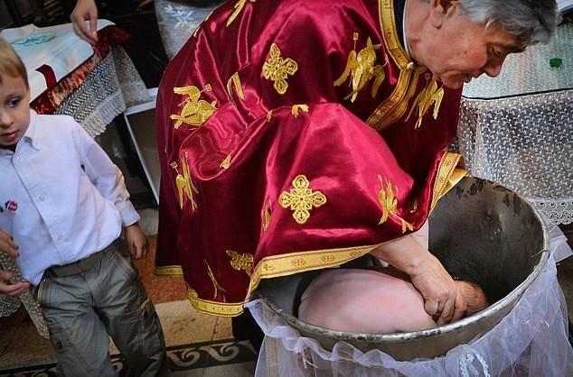 Durante batismo, bebê morre afogado após padre imergi-lo na água