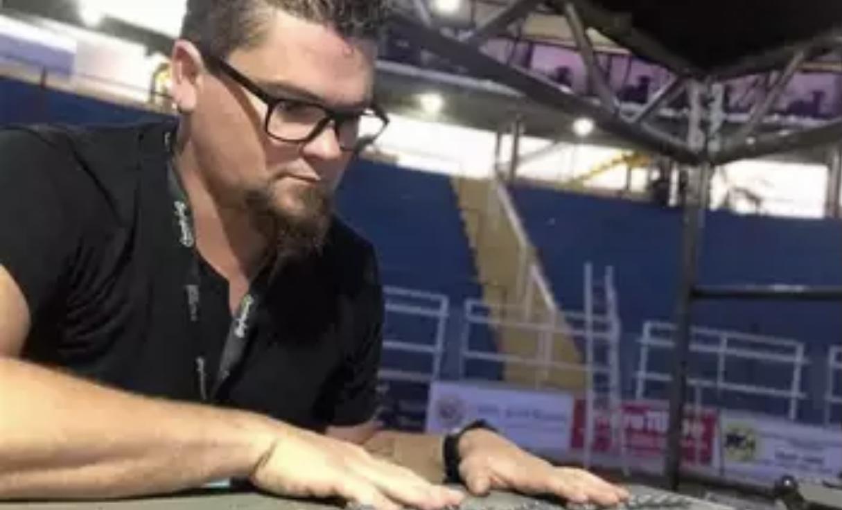 Eduardo Costa lamenta morte de produtor em acidente de moto, no Anel, em BH