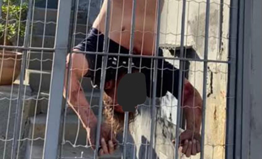 Homem tenta invadir casa e fica ‘peladão’ pendurado de cabeça para baixo