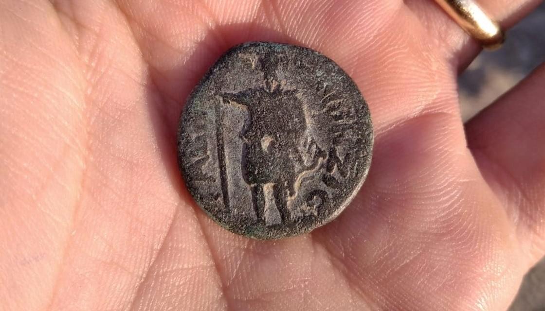 Moeda cunhada há 1.800 anos com rosto de imperador é encontrada em Israel