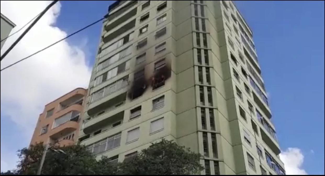 Moradora tem surto e coloca fogo em prédio, no Centro de BH