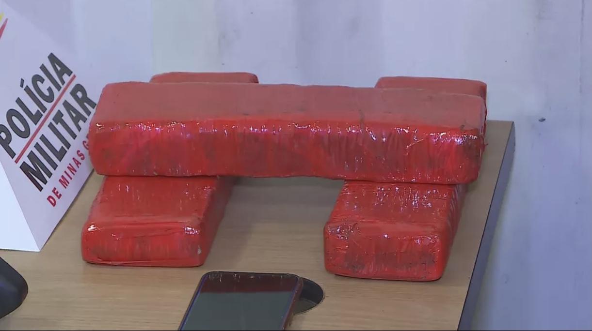 PM prende um e apreende drogas, armas e colete à prova de balas em Betim
