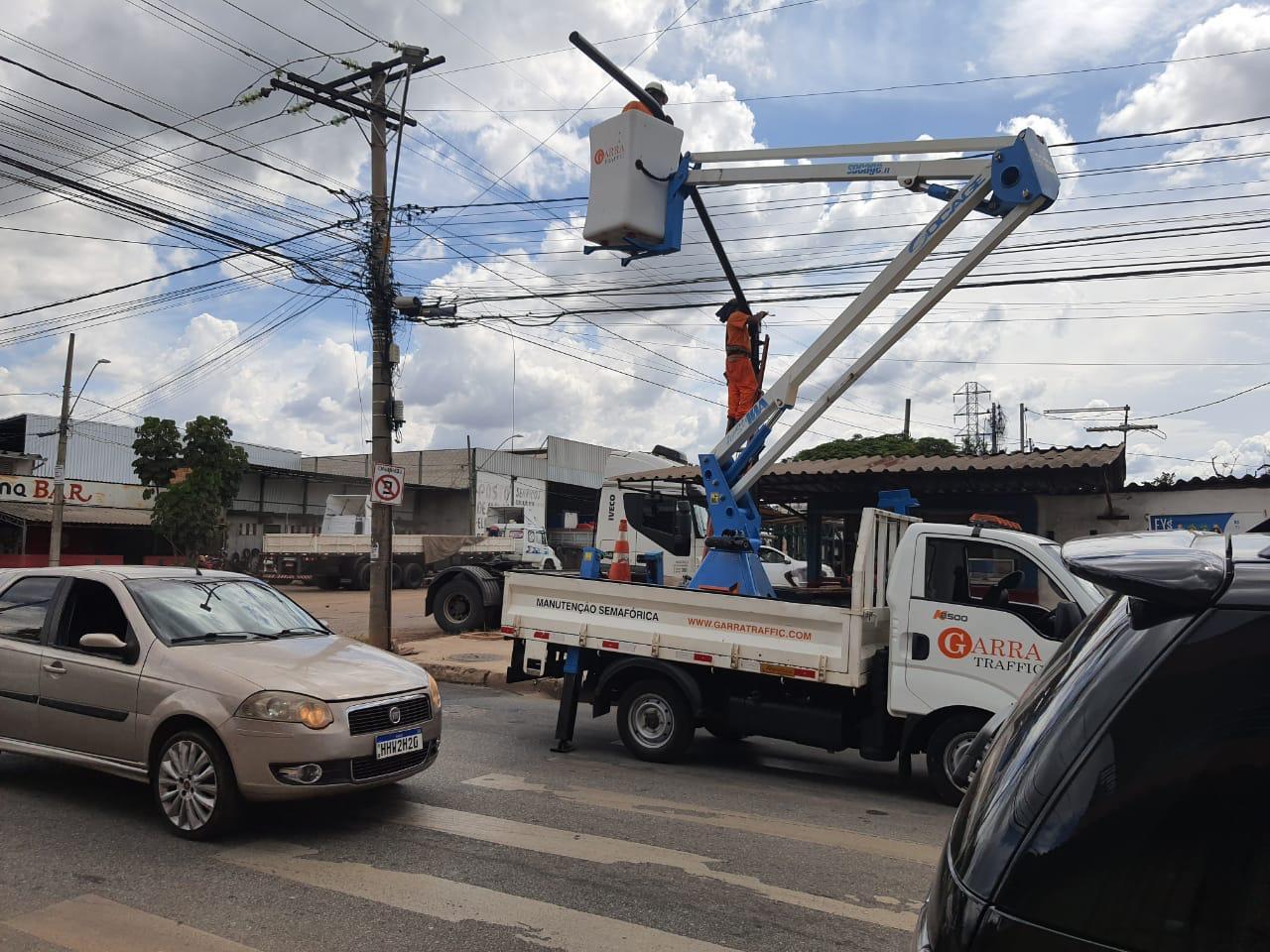 Prefeitura inicia instalação de semáforos em importante avenida no Brasileia
