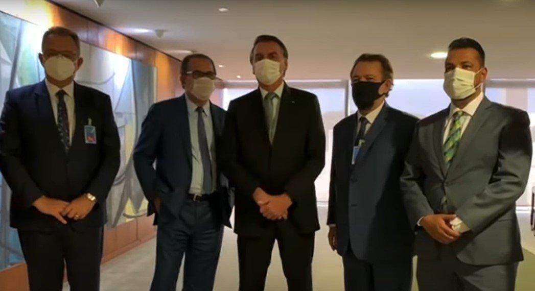 Ao lado de Bolsonaro, pastores convocam jejum e oração pelo país