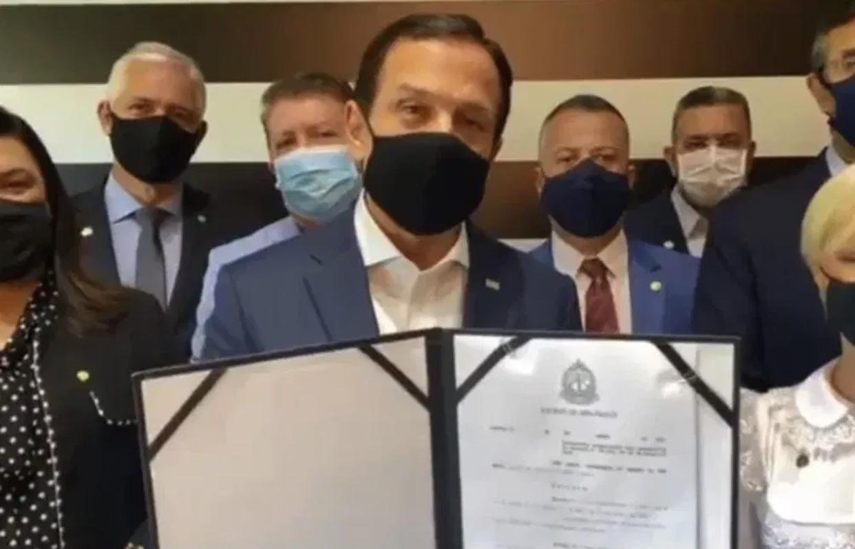Doria manda fechar igrejas e impõe toque de recolher
