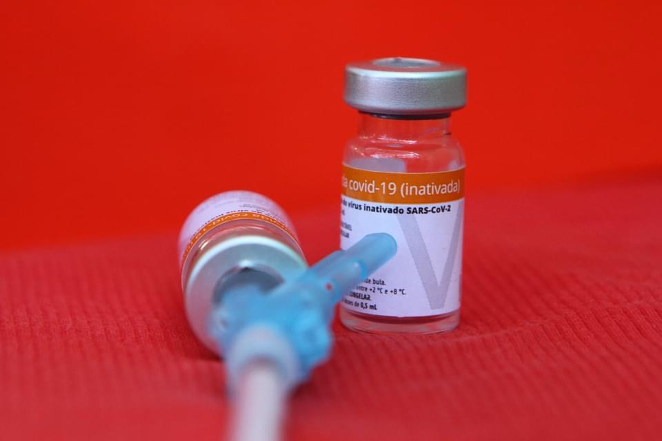 Idosos de 73 a 77 anos começam a ser vacinados contra a covid-19, em Betim