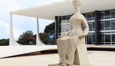Ministros do STF se consideram ‘acima de Deus’, diz jurista Ives Gandra