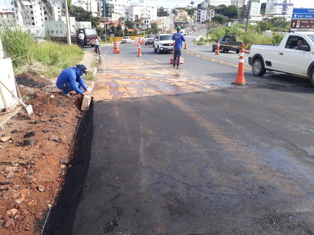 Trânsito parcialmente interditado na Avenida das Américas, na altura do viaduto Jacintão