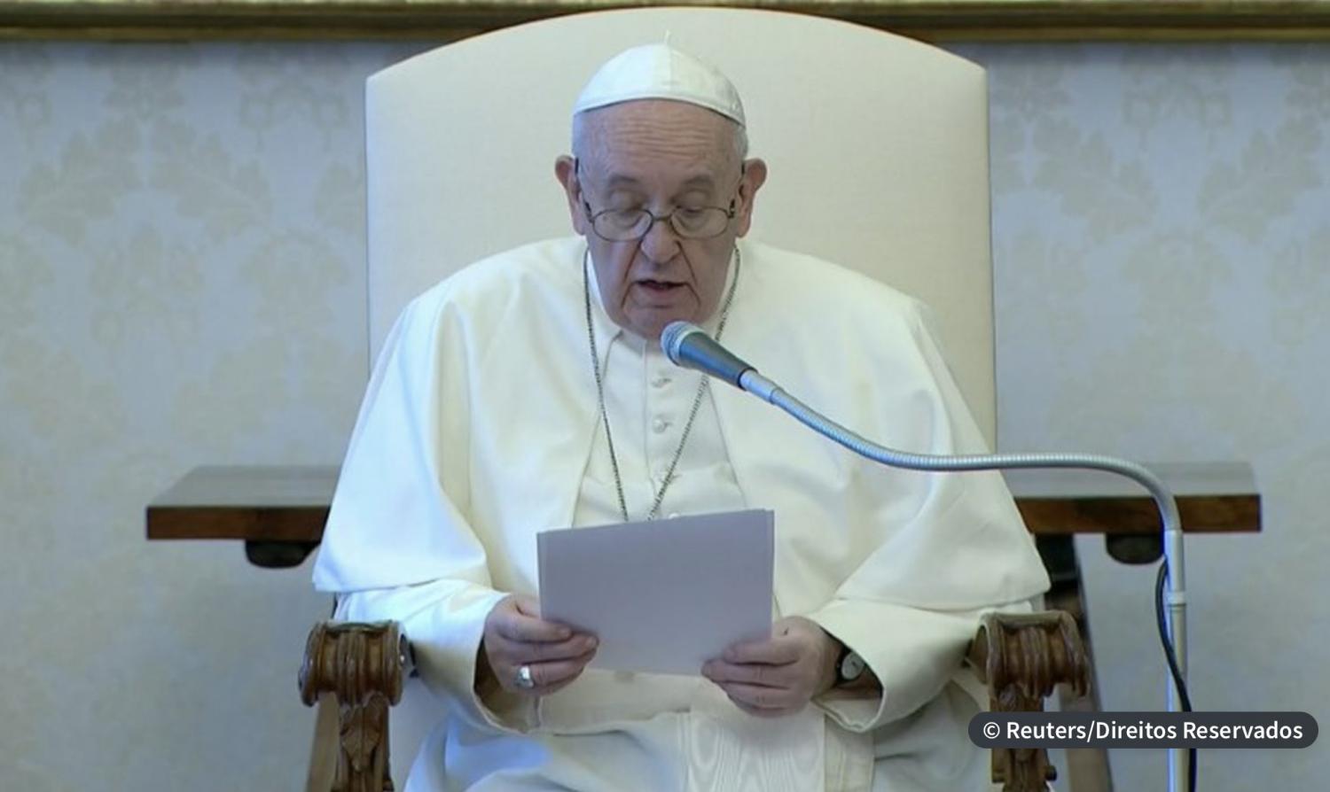 Em vigília de Páscoa, papa diz esperar renascimento pós-pandemia