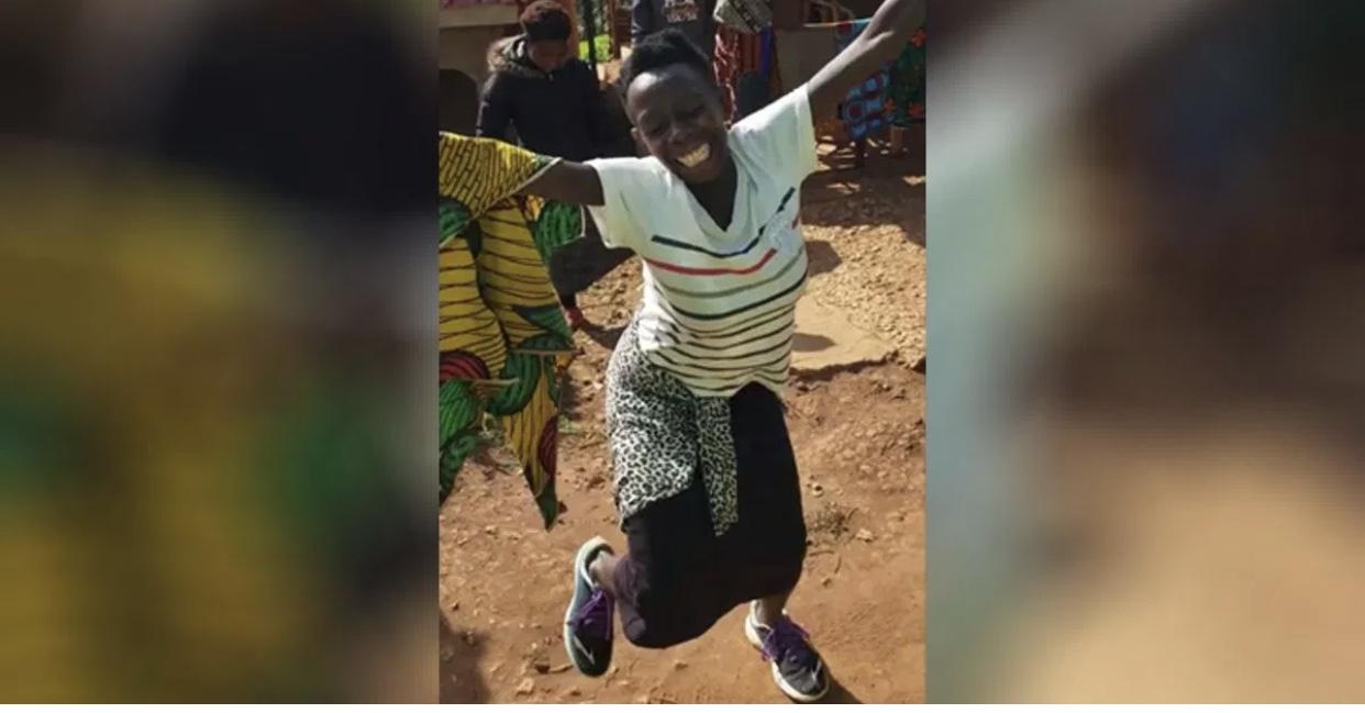 Mulher causa emoção ao dançar de alegria por ganhar primeiro par de sapatos