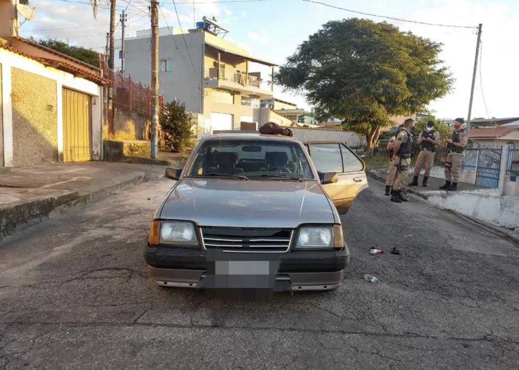 Suspeito de cometer série de assaltos rouba carro em Igarapé, é perseguido pela PM e baleado em Ibirité