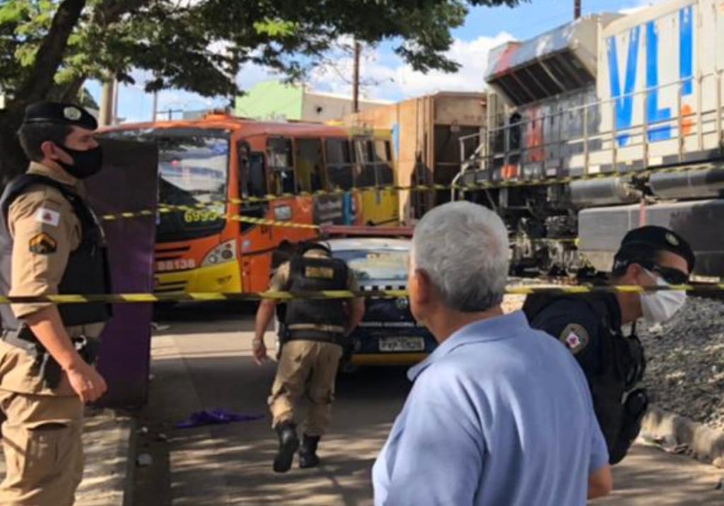 Trem atropela ônibus no centro de Betim