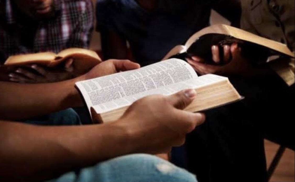 Umbandistas protestam contra lei que estabelece leitura da Bíblia em sala de aula