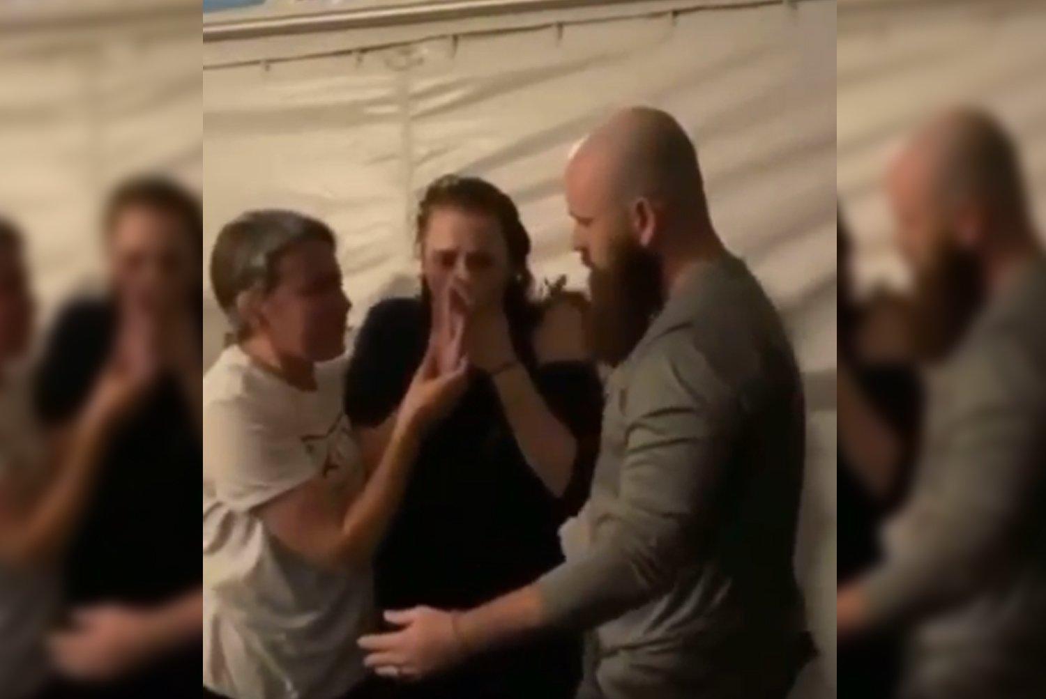 Mulher é curada e volta a andar no momento do batismo