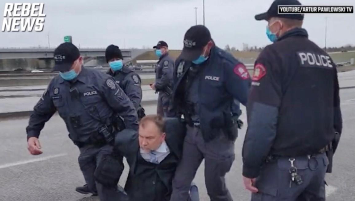 Polícia fecha o cerco contra igrejas e pastor é preso como bandido no Canadá