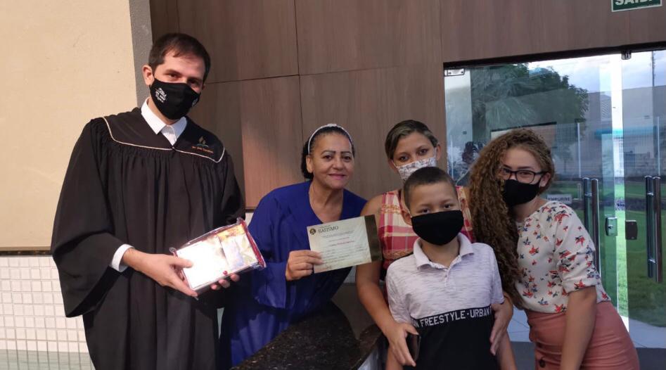 Professora reencontra Deus em culto online durante a pandemia
