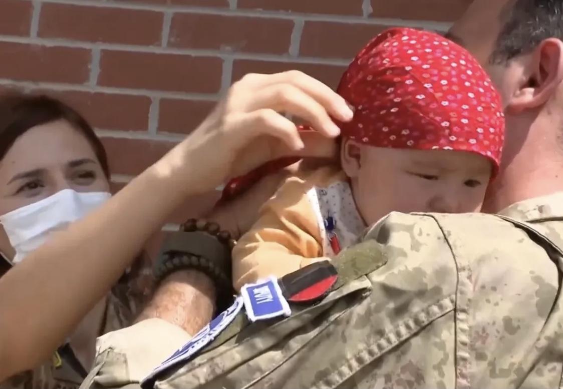 Bebê afegã entregue a militares em Cabul reencontra os pais