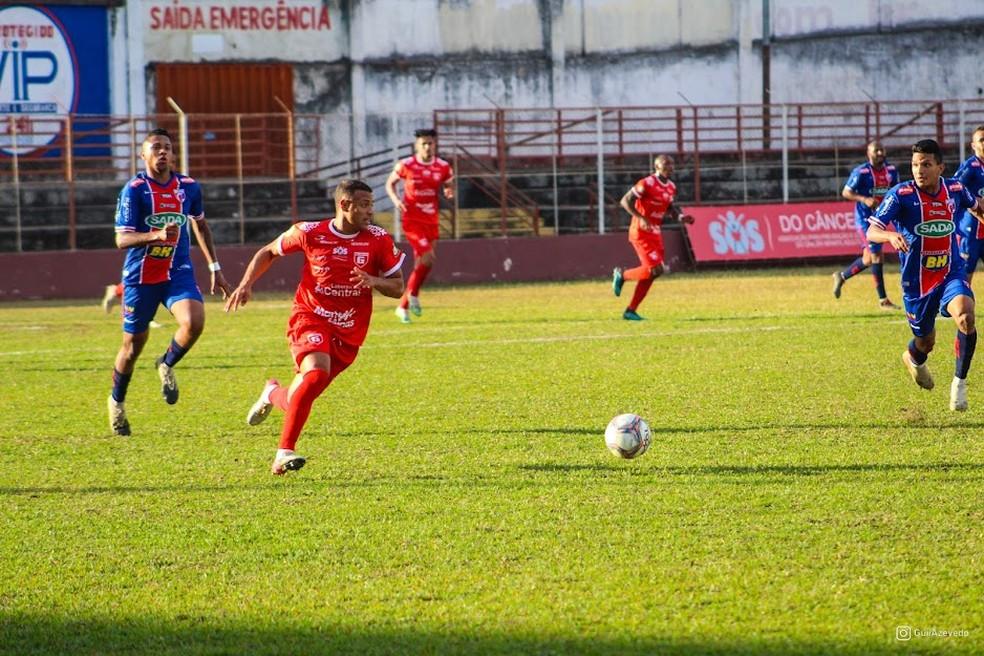 Com um gol em cada tempo e um a menos, Betim vence Guarani-MG e entra no G-4