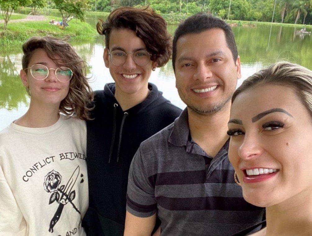 Grávida, Andressa Urach desiste da vida noturna, reata com o marido e volta à Universal