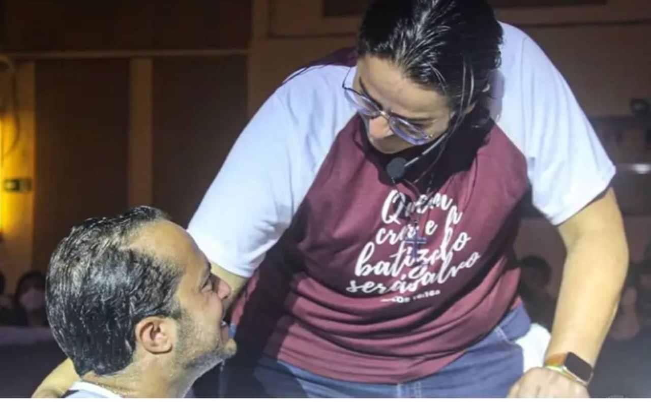 Thammy Miranda e esposa são batizados em igreja evangélica