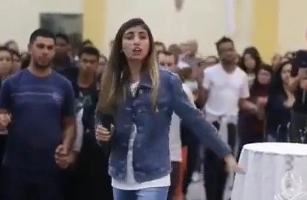 “Pregadora” afirma que adoração verdadeira somente na Igreja Católica