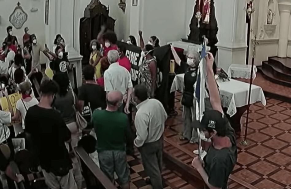 PT minimiza invasão à igreja e mente que missa havia terminado