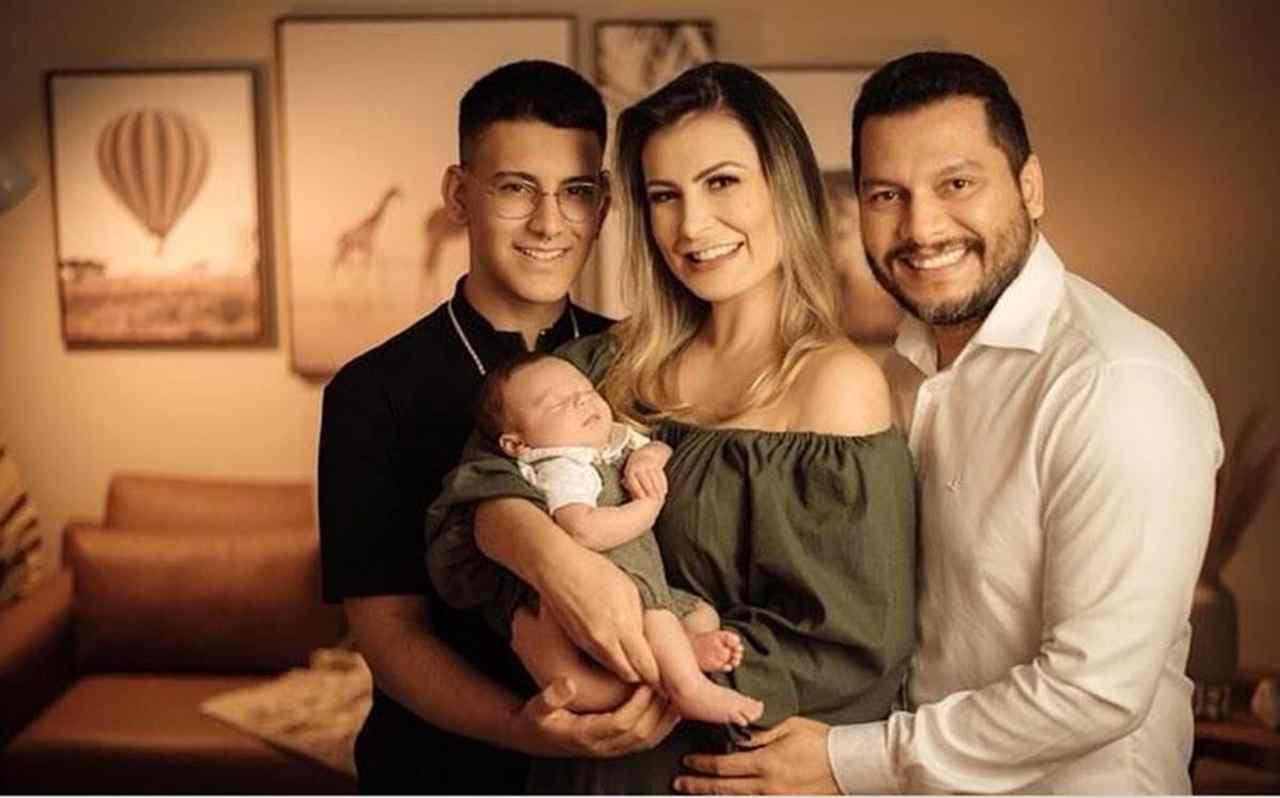 Após processar a Universal, Andressa Urach muda de denominação