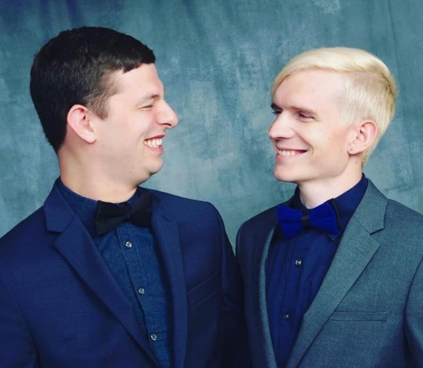 Homossexuais presos acusados de abusar dos filhos adotivos e postar na internet