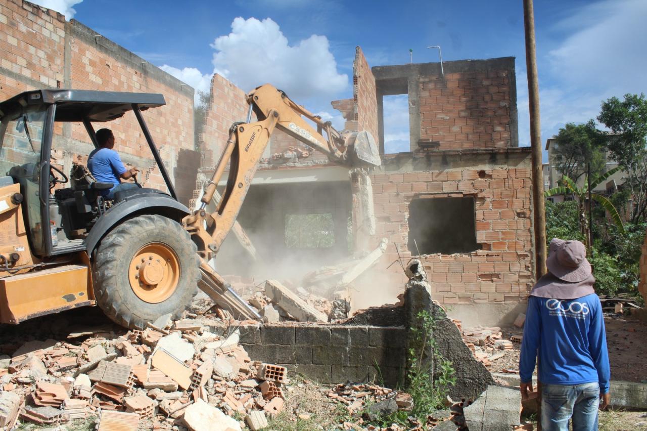 Betim realiza demolição de casas em área de risco da bacia da Vargem das Flores