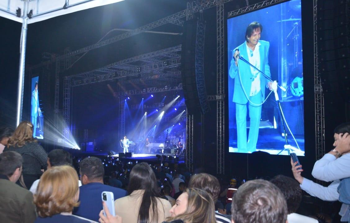 Avião que transportava músico do cantor Roberto Carlos faz pouso de emergência