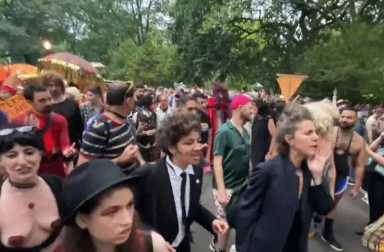 “Estamos aqui! Somos queer! Estamos indo atrás dos seus filhos!”, dizem manifestantes em marcha LGBT