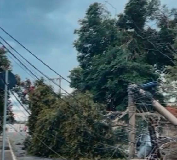 Chuva causa estragos em vários bairros de Betim. Há alerta para outra hoje na cidade
