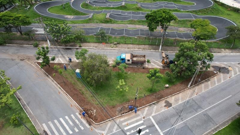 Construção de calçada para pedestres próximo à pista de bicicross melhora a infraestrutura para quem circula a pé