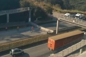 Carreta derruba passarela e interdita trânsito na BR-262 em Juatuba