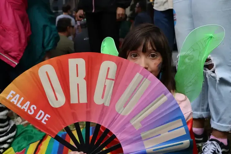 Parada do Orgulho LGBT em São Paulo inclui bloco com crianças trans e gera polêmica