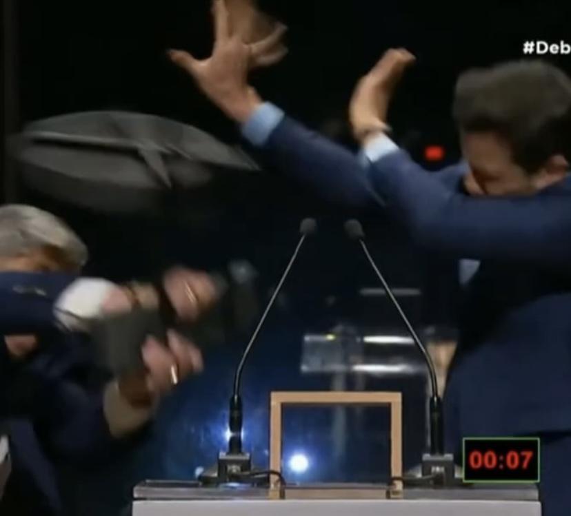 Datena agride Pablo Marçal com cadeirada durante debate em SP